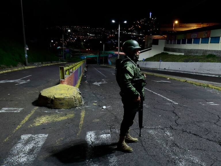 Un efectivo de las fuerzas militares de Ecuador ayuda a la policía en la vigilancia de las calles de la ciudad de Quito.