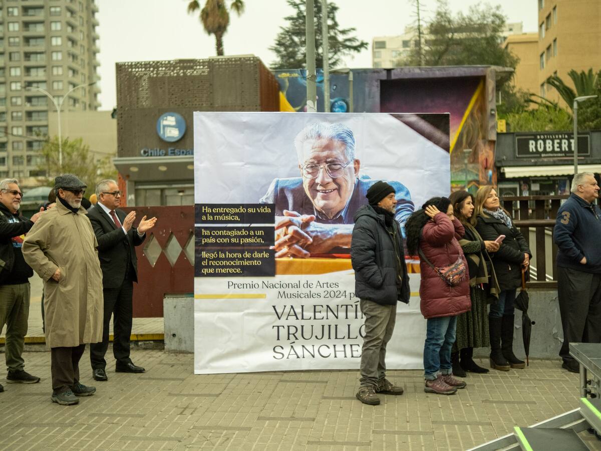 Compañerismo a todo ritmo: pianistas de todos los estilos se toman la calle pidiendo el Premio Nacional para Valentín Trujillo