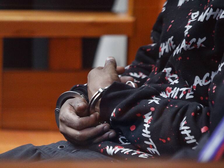 Hombre de 26 años fue formalizado por grabar a más de 40 mujeres en baños públicos de Valdivia: tiene antecedentes por acoso sexual