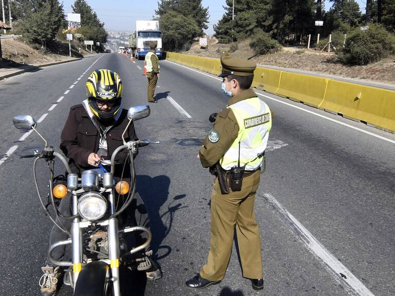 10 de Mayo de 2021 /CON CONMotociclista mustra los documetos a carabineros en un control en los accesos de la ciudad ,durante la fase dos que entro la comuna de Con con
FOTO : PABLO OVALLE ISASMENDI/ AGENCIA UNO