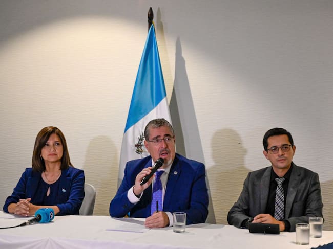 El presidente electo de Guatemala Bernardo Arévalo denuncia un golpe