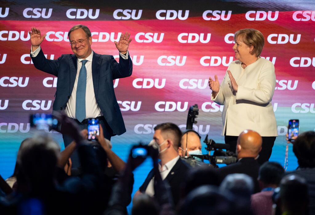 Angela Merkel apoyando al candidato Armin Laschet de su partido CDU