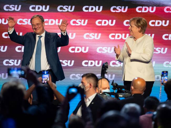 Angela Merkel apoyando al candidato Armin Laschet de su partido CDU