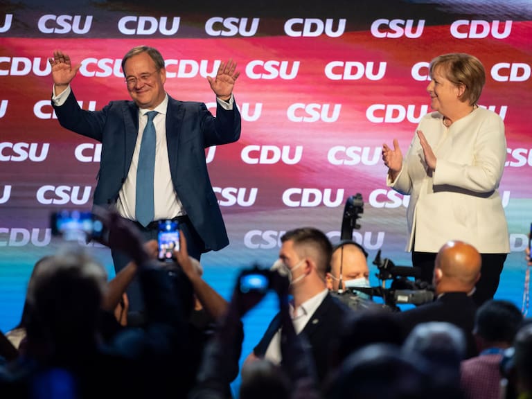 Angela Merkel apoyando al candidato Armin Laschet de su partido CDU