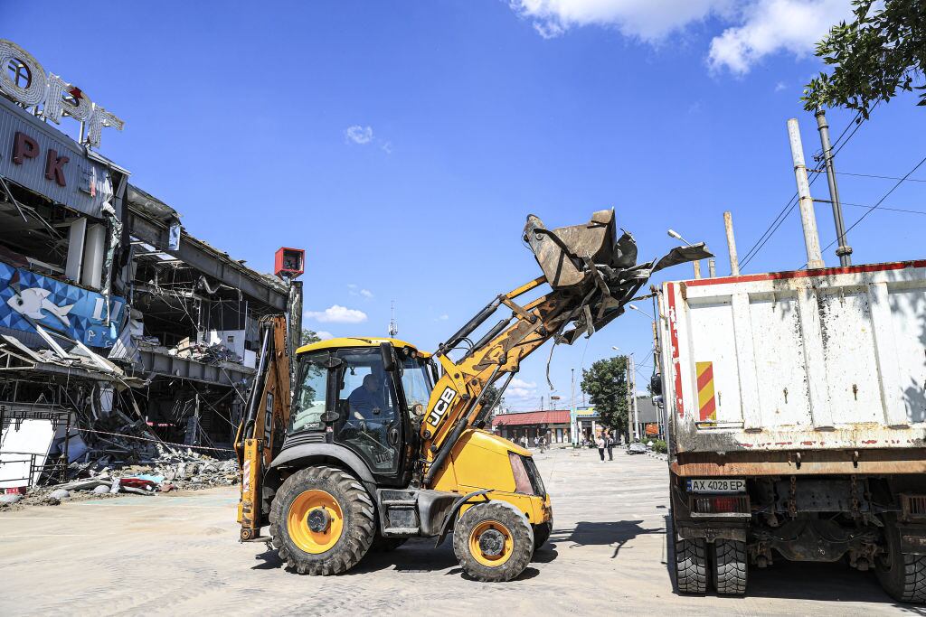Equipos de Ucrania realizan limpieza en medio de la destrucción en Járkov