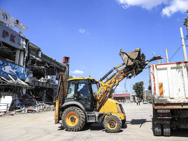 Equipos de Ucrania realizan limpieza en medio de la destrucción en Járkov