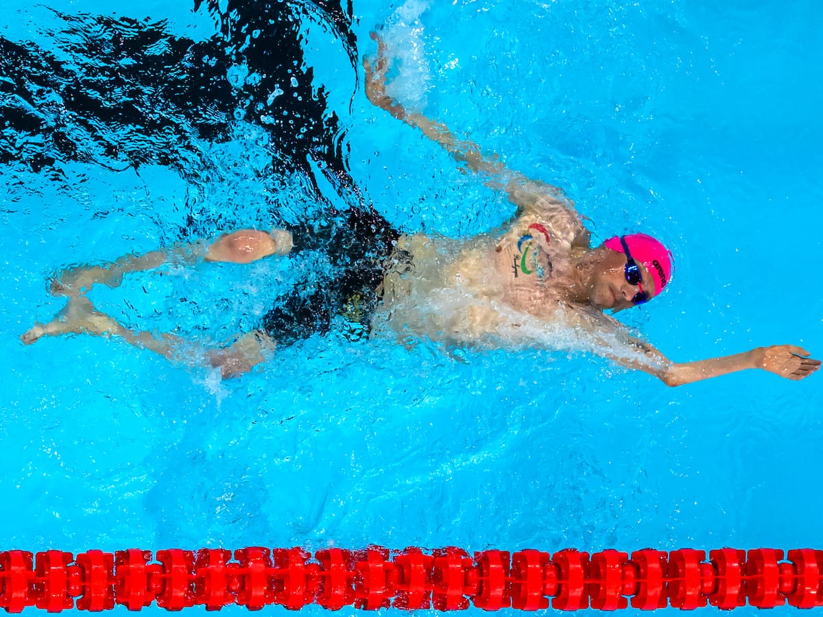 Alberto Abarza avanza en los 200 metros libres e irá por su tercera medalla en París 2024