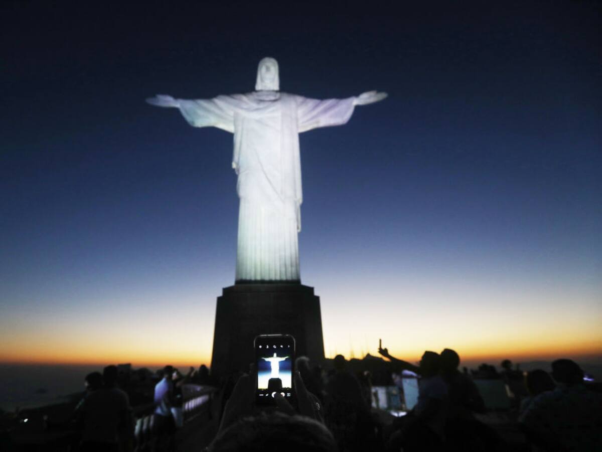 Cristo Redentor se vistió con uniforme de médico para homenajear a profesionales de la salud