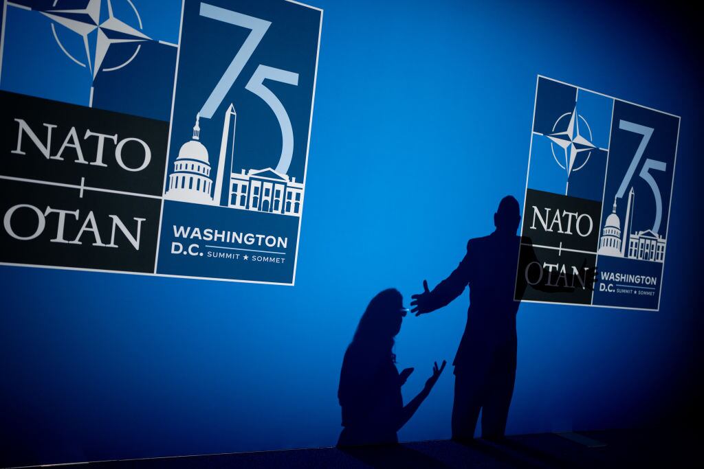 El logo de la OTAN por su 75° aniversario en un evento realizado en la ciudad de Washington en Estados Unidos.