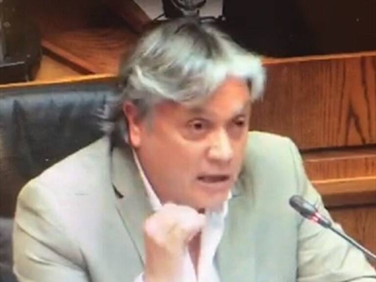Senador Navarro se confundió varias veces con una palabra durante sesión en el Congreso