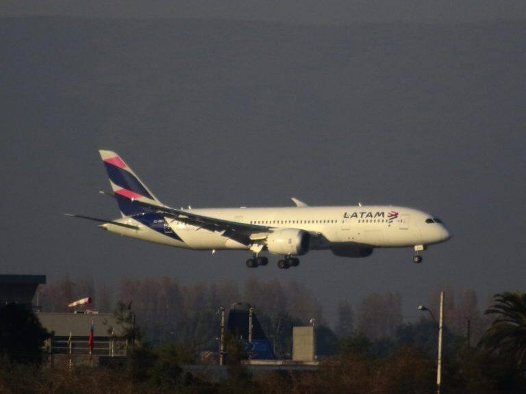 Cancelan más de 30 vuelos en Colombia por falta de gasolina: se inició una investigación para saber el origen del problema