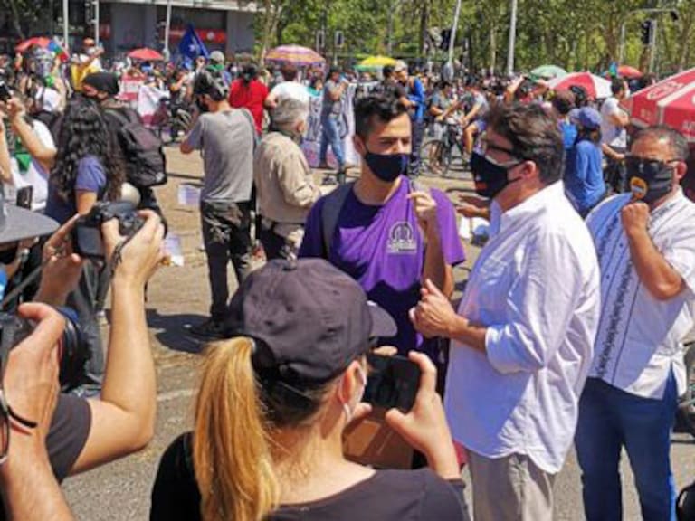 Alcalde Daniel Jadue protagonizó incidente en Plaza Italia: Manifestantes lo increparon y debió retirarse del lugar
