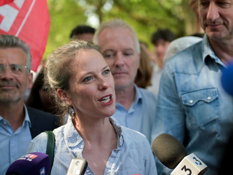 La candidata a primer ministra del Nuevo Frente Popular, la economista Lucie Castets, en un evento en Tours de Francia.