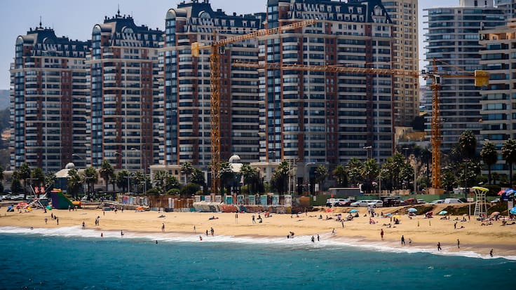 Este es el sueldo que hay que ganar para comprar un departamento en la playa en Chile
