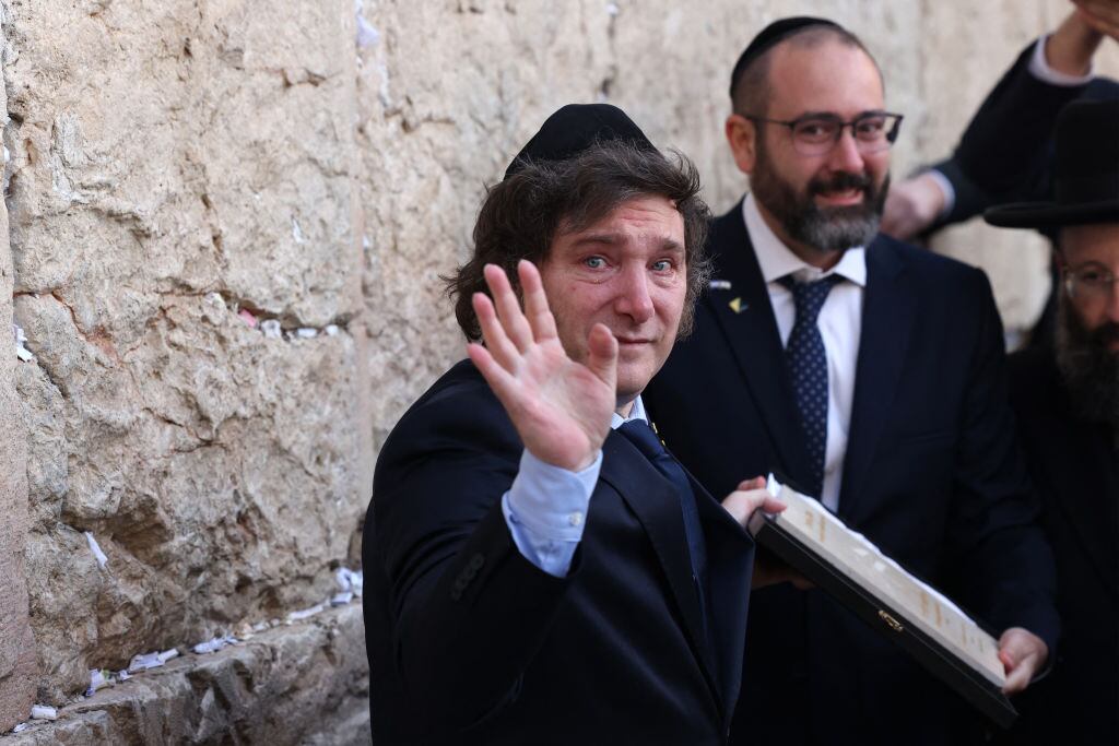 El presidente de Argentina, el ultraderechista Javier Milei, saluda durante su visita oficial a Israel.