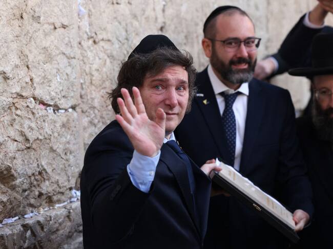 El presidente de Argentina, el ultraderechista Javier Milei, saluda durante su visita oficial a Israel.
