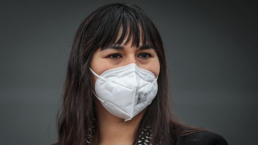 30 de agosto del 2021/SANTIAGOLa presidenta del Colegio Médico, Izkia Siches reitera el llamado a todos los chilenos a realizar un rito colectivo, este próximo domingo 5 de septiembre en el denominado Día de la Condolencia y el Adiós para recordar a los más de 40 mil fallecidos en contexto de pandemia.
FOTO: SEBASTIAN BELTRAN GAETE/AGENCIAUNO