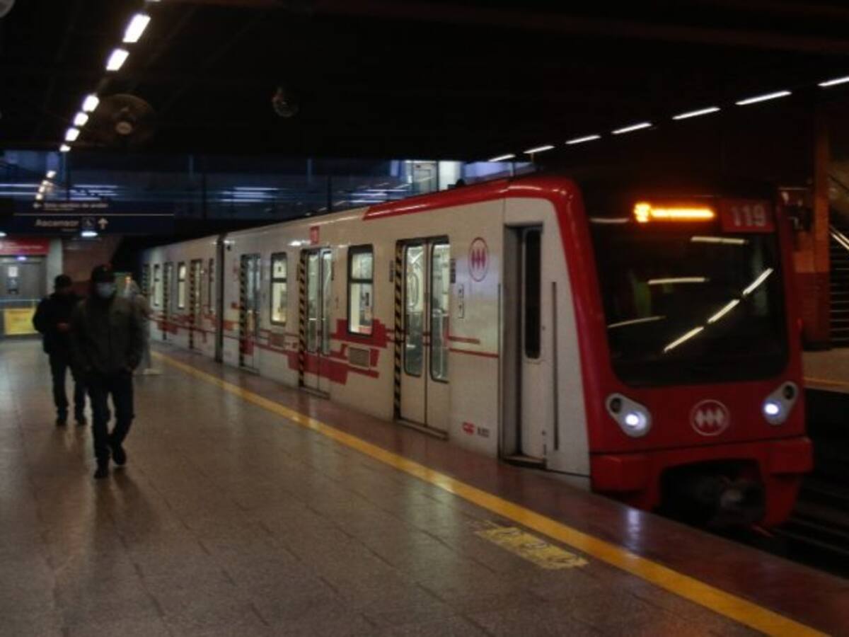 Metro de Santiago informa que estaciones Santa Lucía, U. Católica y Baquedano se encuentran cerradas