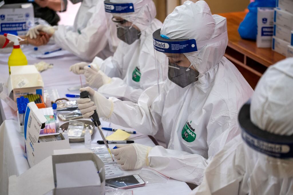 Médicos revisan exámenes de Covid-19 en Vietnam