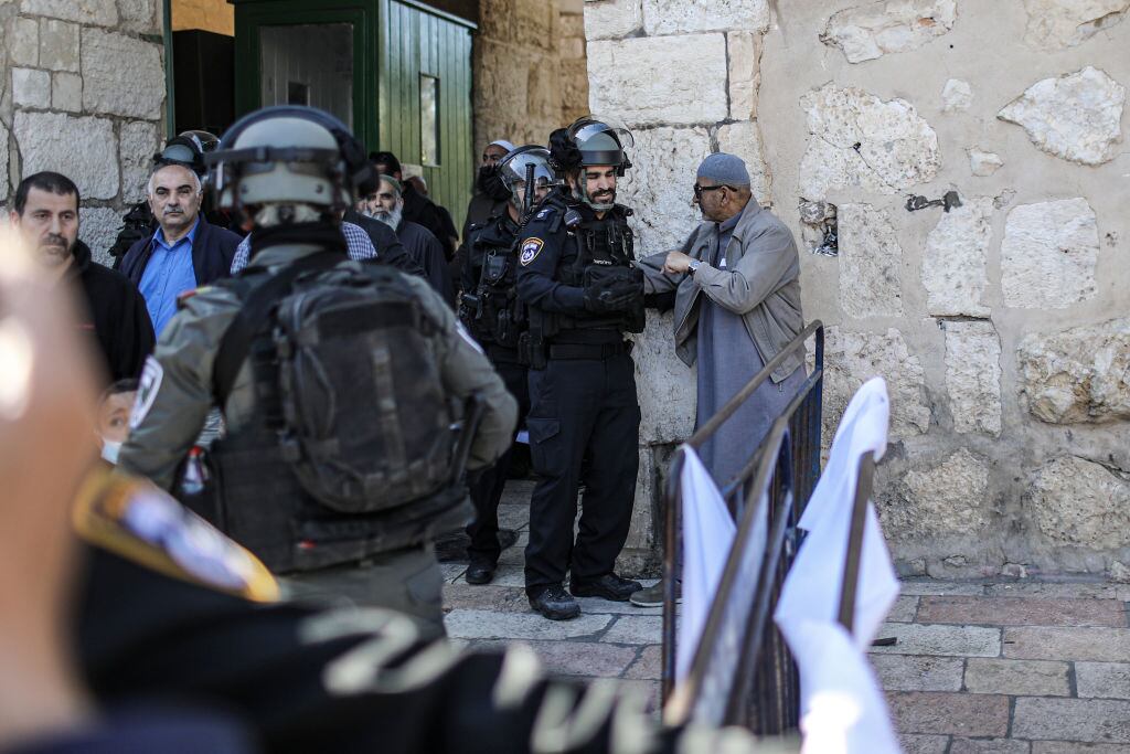 Fuerzas de Israel detienen palestinos en una mezquita en Jerusalén