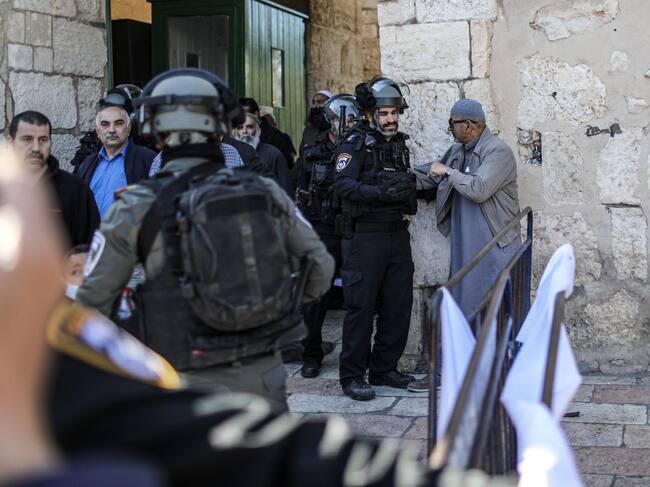 Fuerzas de Israel detienen palestinos en una mezquita en Jerusalén