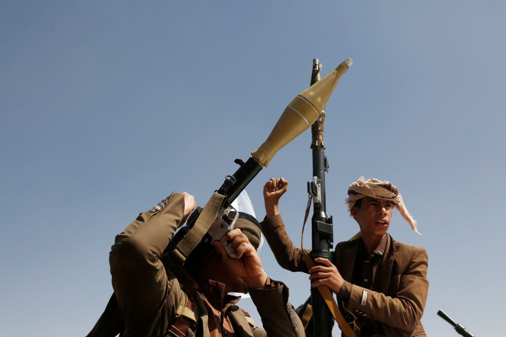 Combatientes de los Ansarolá, el grupo rebelde llamado los hutíes, muestran unos lanzacohetes en el territorio de Yemen.