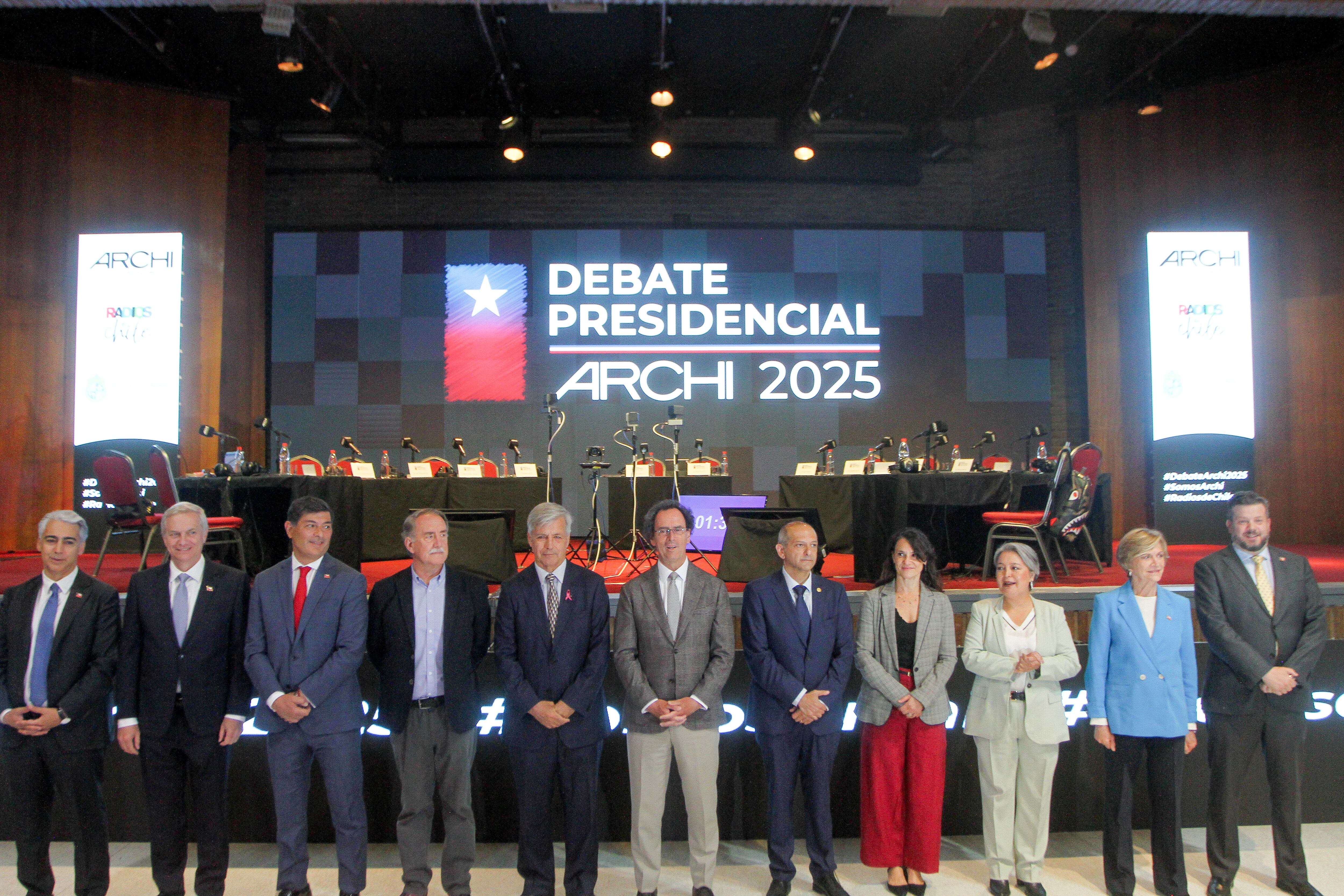 4 de noviembre de 2025/SANTIAGOLos candidatos presidenciales, Marco Enriquez-Ominami, José Antonio Kast, Franco Parisi, Eduardo Artes, Harold Mayne-Nicholls, Johannes Kaiser, Evelyn Matthei y Jeannette Jara, posan para la foto oficial en el debate Archi 2025, realizado en la casa central de la Pontificia Universidad Católica.
FOTO: HANS SCOTT/AGENCIAUNO