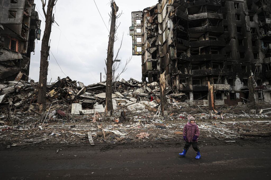 Un niño camina ante un edificio destruido en la ciudad de Borodianka
