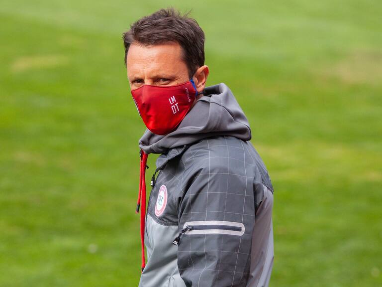 08 DE MAYO DE 2021/SANTIAGOEl Director Tecnico de Union La Calera Luca Marcogiuseppe (c), durante el partido valido por la sptima fecha del Campeonato Nacional AFP PlanVital 2021, entre Universidad Catolica y Union La Calera, disputado en el Estadio San Carlos de Apoquindo.
FOTO: SEBASTIAN ORIA/AGENCIAUNO