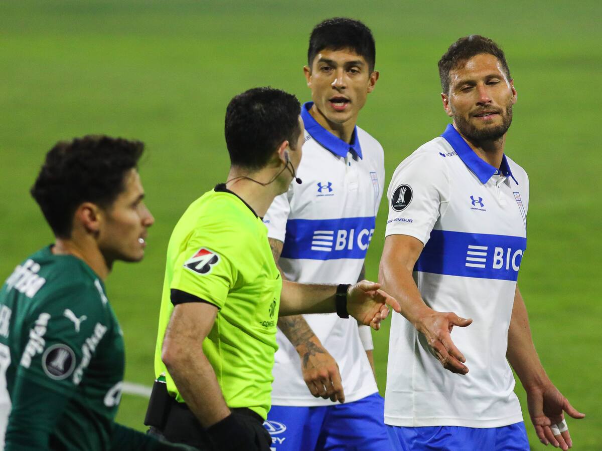 Instructivo de Conmebol para árbitros justifica la sanción del penal contra la UC en Copa Libertadores