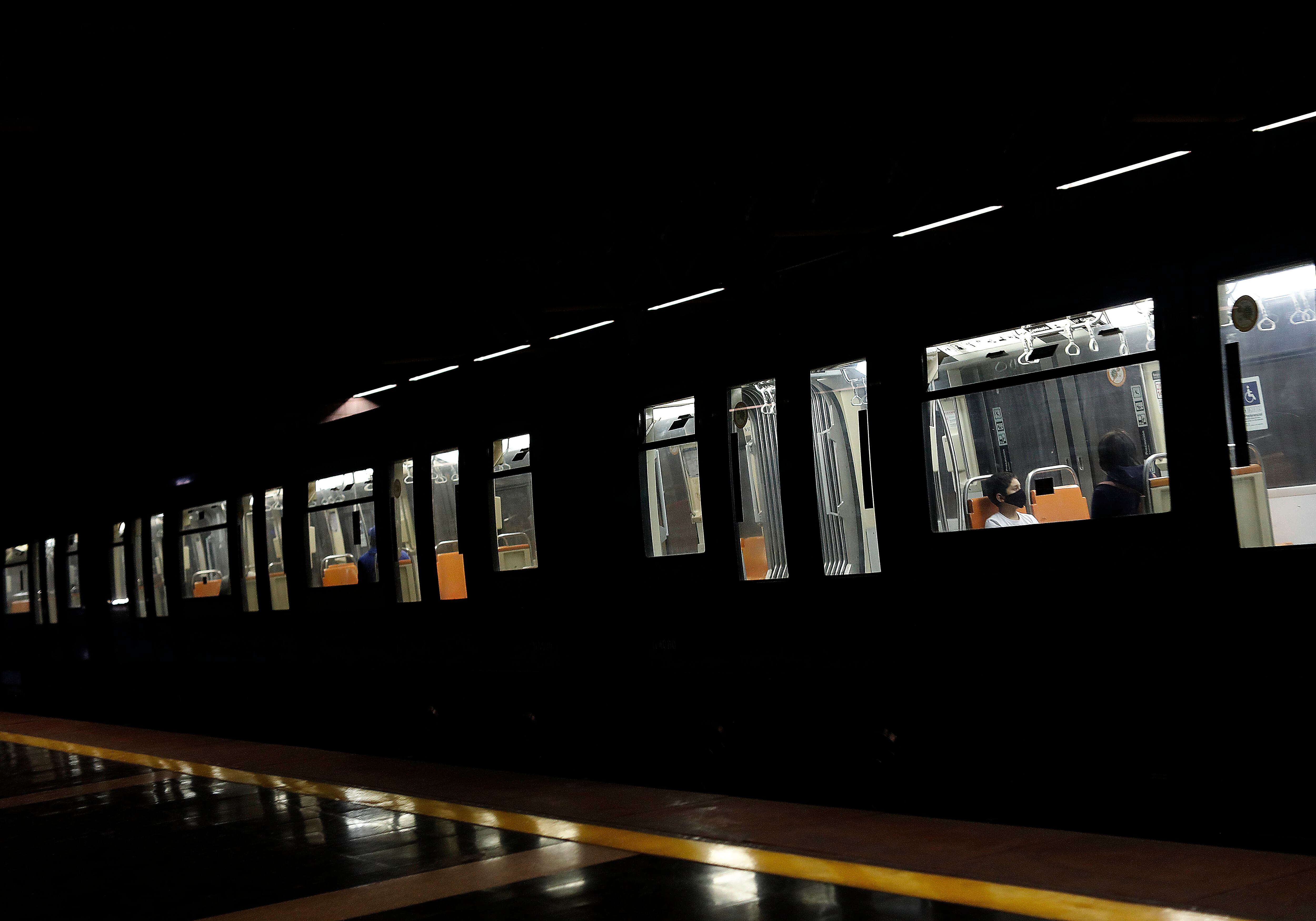 20 de Marzo de 2021/SANTIAGO Hoy comienza a regir la cuarentena fase1 en varias comunas de la Región Metropolitana.
(en la imagen dos personas viajan  al interior del metro).


FOTO: CRISTÓBAL ESCOBAR/AGENCIAUNO