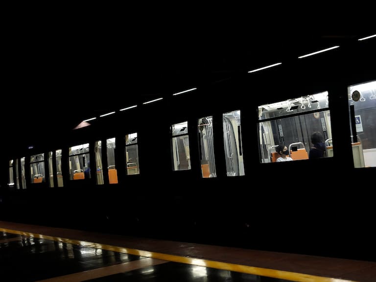 20 de Marzo de 2021/SANTIAGO Hoy comienza a regir la cuarentena fase1 en varias comunas de la Región Metropolitana.
(en la imagen dos personas viajan al interior del metro).
FOTO: CRISTÓBAL ESCOBAR/AGENCIAUNO