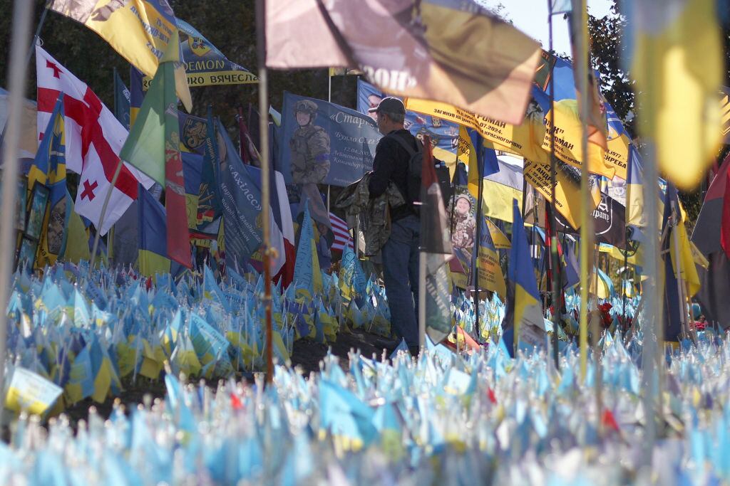 Hombre observa un centro de recuerdos sobre militares ucranianos que se mantiene en la ciudad de Kiev