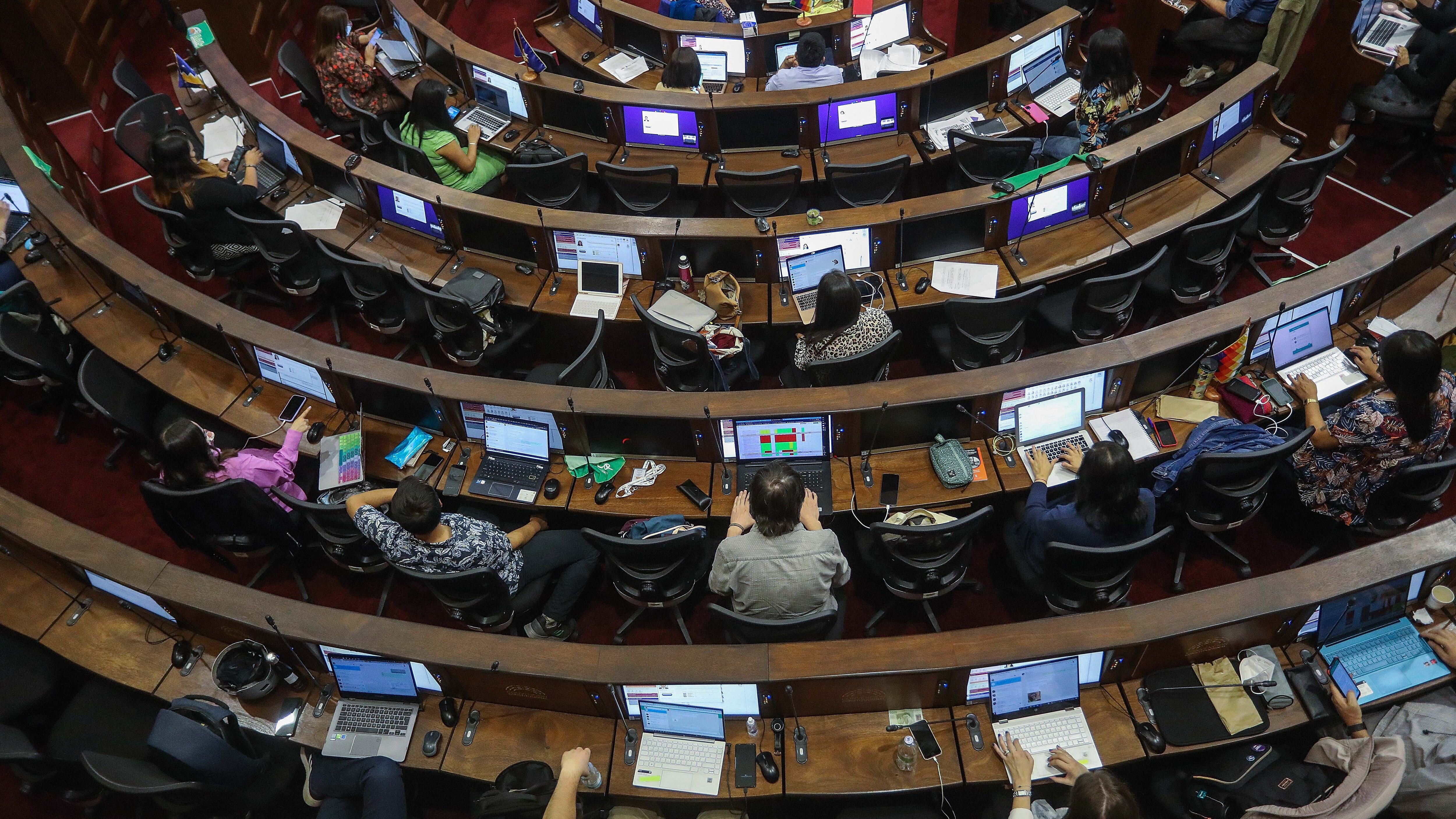 11 de Abril del 2022/SANTIAGOLos convencionales, durante la Sesión N°80 del Pleno de la Convención Constitucional, que se realiza en el ex congreso Nacional.
FOTO: SEBASTIAN BELTRAN GAETE/AGENCIAUNO