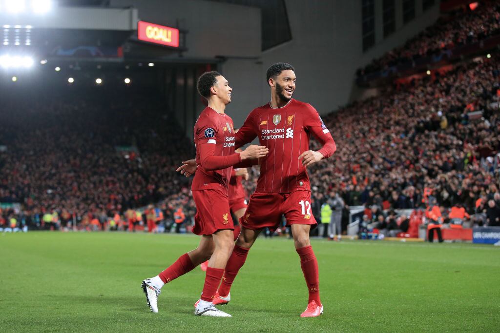 Trent Alexander-Arnold y Joe Gomez festejan un gol de Liverpool