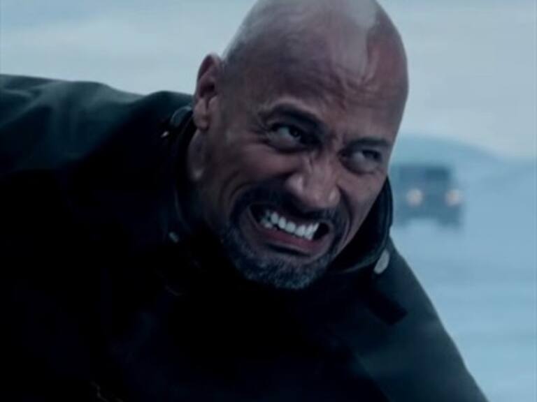 The Rock desvía un torpedo con una mano en nuevo tráiler de Rápidos y Furiosos 8