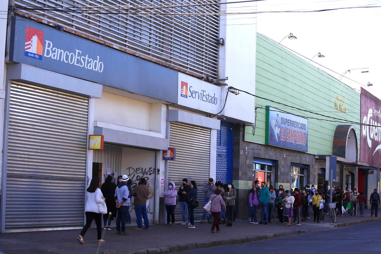 Filas en bancos (referencial)