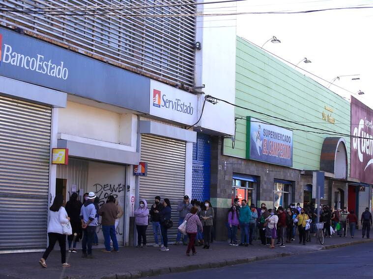 Filas en bancos (referencial)