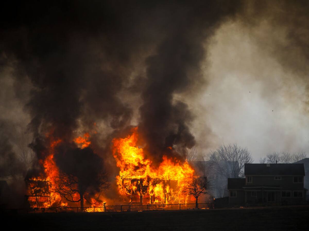 Miles de personas desplazadas por graves incendios forestales en Estados Unidos