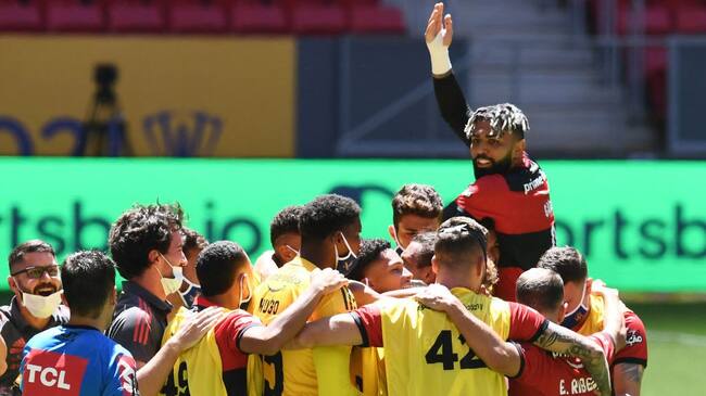 Flamengo's players celebrates a goal scored by Arrascaeta during Brazil's Supercopa final match against Palmeiras at the Mane Garrincha stadium in Brasilia, on April 11, 2021. (Photo by EVARISTO SA / AFP) (Photo by EVARISTO SA/AFP via Getty Images)
