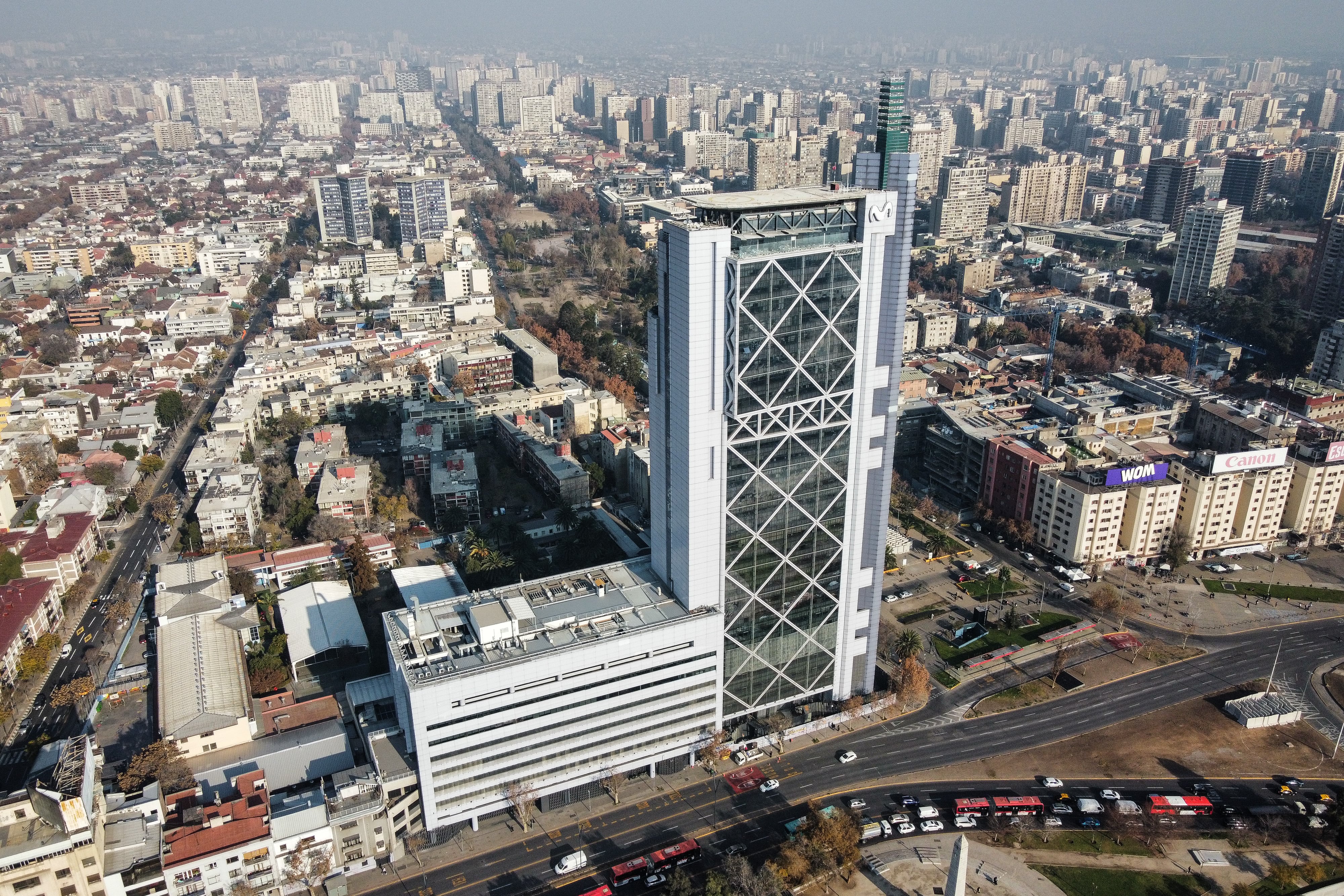 17 de Junio de 2022 / PROVIDENCIA La Torre telefónica perteneciente a la empresa Movistar refuerza su fachada para la próxima reapertura, el edificio fue dañado durante la protestas del estallido Social 
FOTO: DIEGO MARTIN / AGENCIAUNO