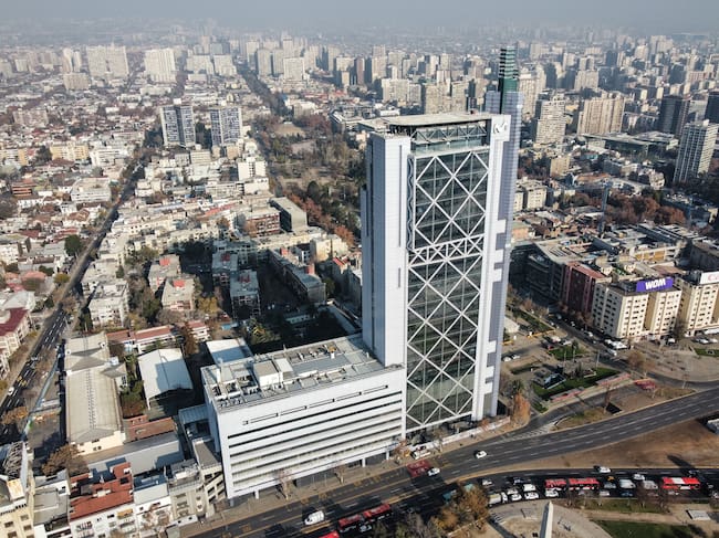 17 de Junio de 2022 / PROVIDENCIA
La Torre telefónica perteneciente a la empresa Movistar refuerza su fachada para la próxima reapertura, el edificio fue dañado durante la protestas del estallido Social
FOTO: DIEGO MARTIN / AGENCIAUNO