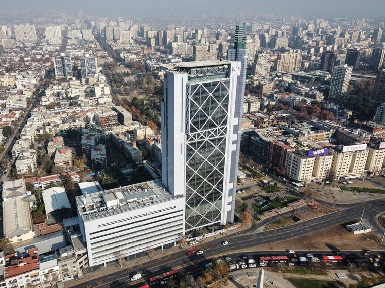 17 de Junio de 2022 / PROVIDENCIA
La Torre telefónica perteneciente a la empresa Movistar refuerza su fachada para la próxima reapertura, el edificio fue dañado durante la protestas del estallido Social
FOTO: DIEGO MARTIN / AGENCIAUNO