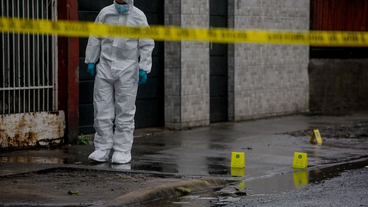 Ataque armado en Estación Central: adolescente de 17 años es herido afuera de un edificio residencial