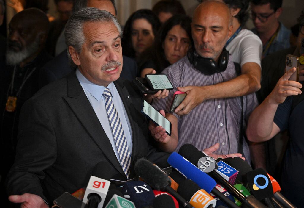 Presidente de Argentina Alberto Fernandez habla ante medios en Sao Paulo