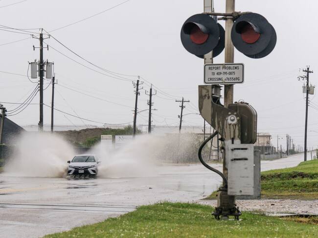 Fuertes lluvias llegan antes del arribo del huracán Nicholas a Texas