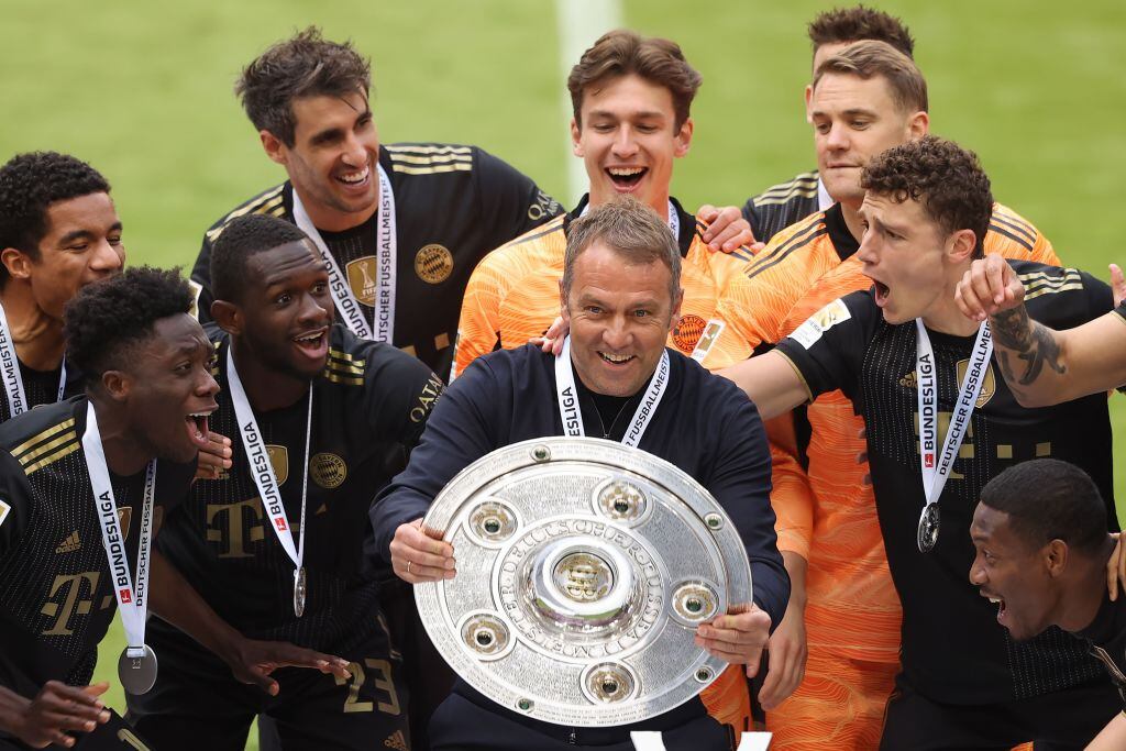 Hans-Dieter Flick festeja con el Bayern Múnich la Champions League