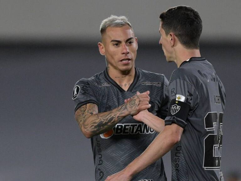 Duelo de chilenos: Eduardo Vargas participó en victoria de Atlético Mineiro sobre River Plate de Paulo Díaz en Copa Libertadores