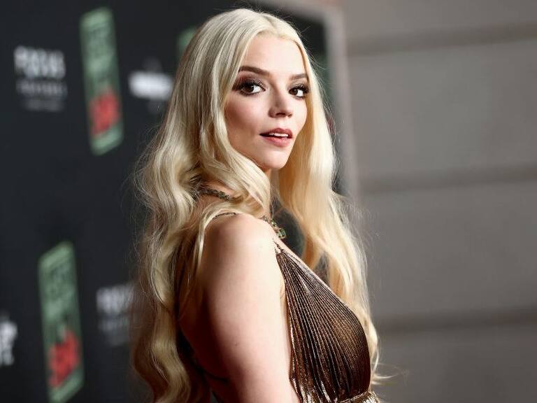 Anya Taylor-Joy - Black Cat