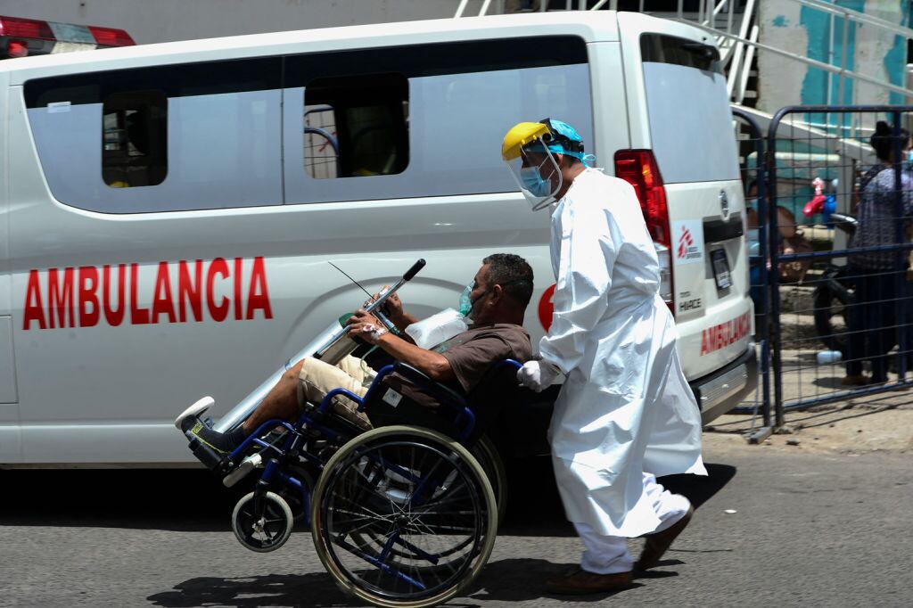 Trabajador de la salud traslada a un paciente en Honduras